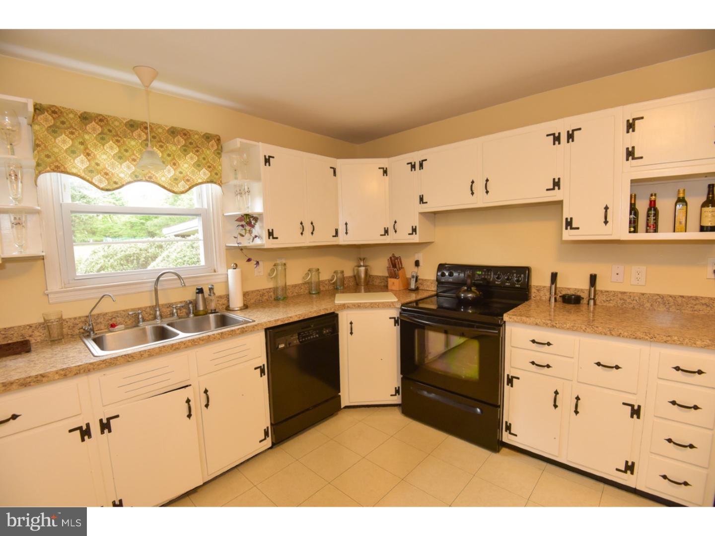 1121 Thomas Road Wayne, PA 19087 - Photo 5 of 23 Kitchen