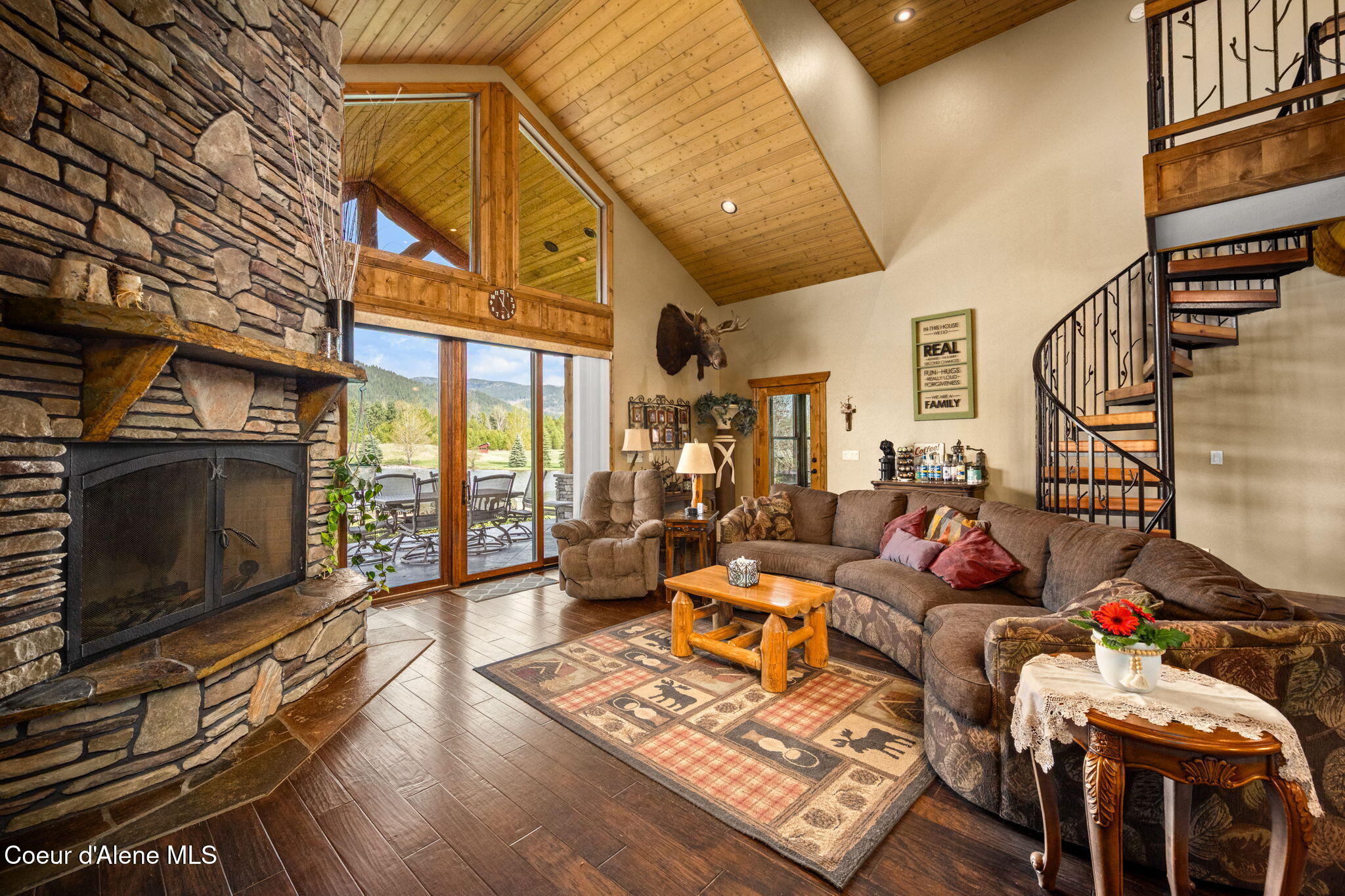 289 Gold Road Naples, ID 83847 - Photo 27 of 113 Living Room