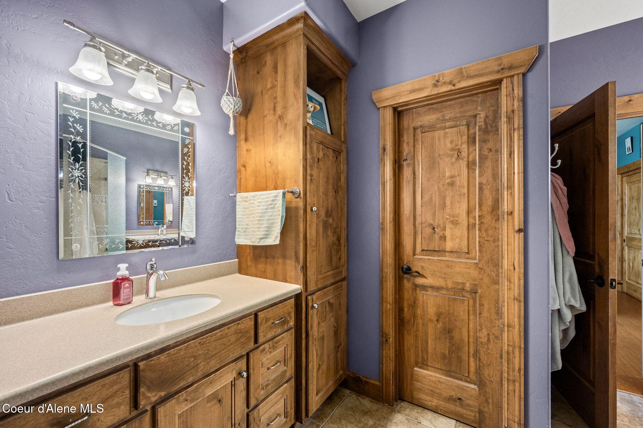 289 Gold Road Naples, ID 83847 - Photo 55 of 113 Guest Bathroom