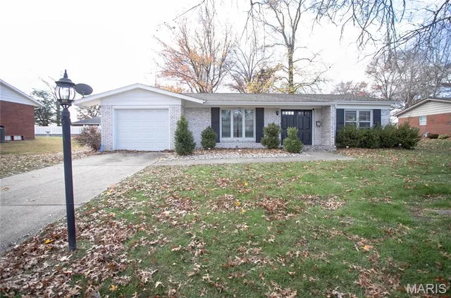 $174,500 | 4404 Briarcliff Drive, Alton, IL 62002