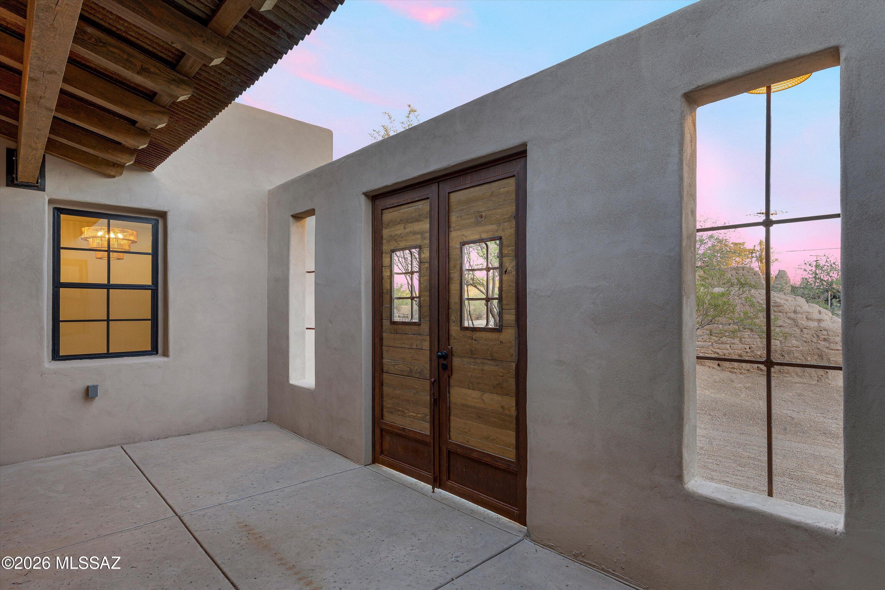 5259 East Fort Lowell Road Tucson, AZ 85712 - Photo 7 of 50 an empty room with windows