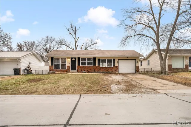 $270,000 | 35 Jamestown Drive, St. Peters, MO 63376