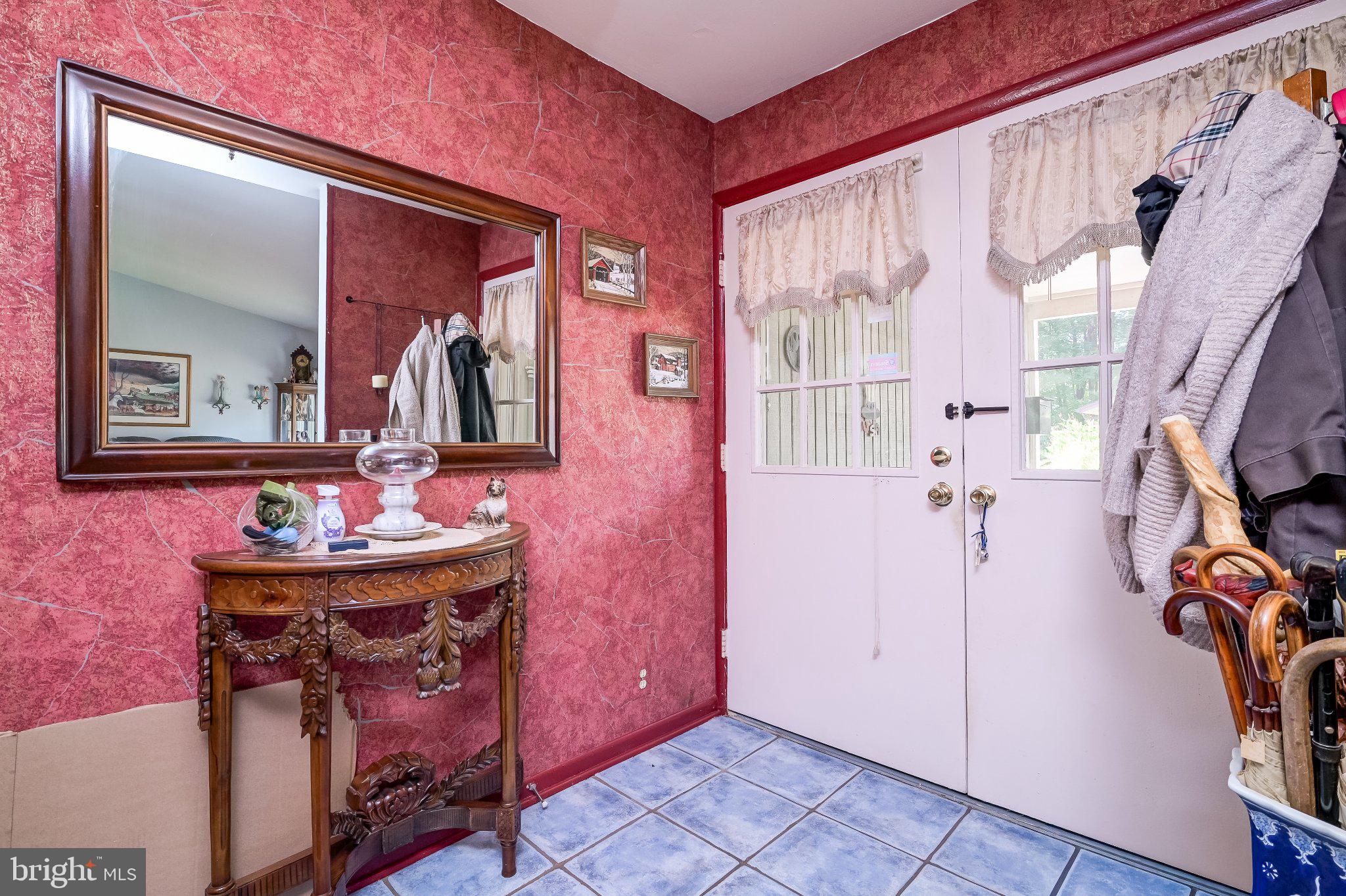 11 Aquarius Court Silver Spring, MD 20906 - Photo 8 of 49 Charming entryway with vibrant decor.