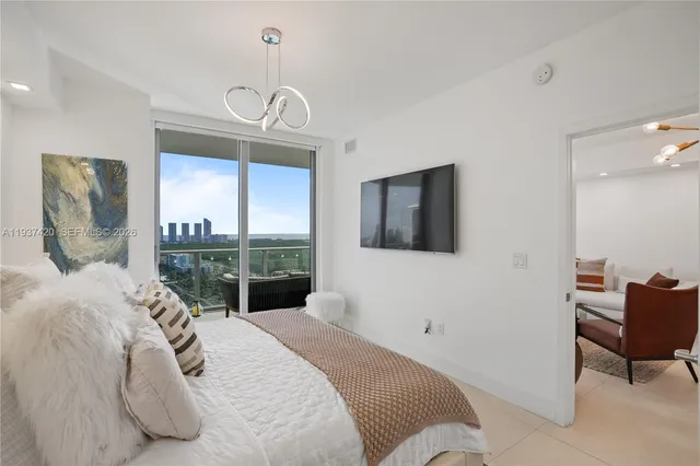 $4,500 | 16385 Biscayne Boulevard, Unit 2819, North Miami Beach, FL 33160