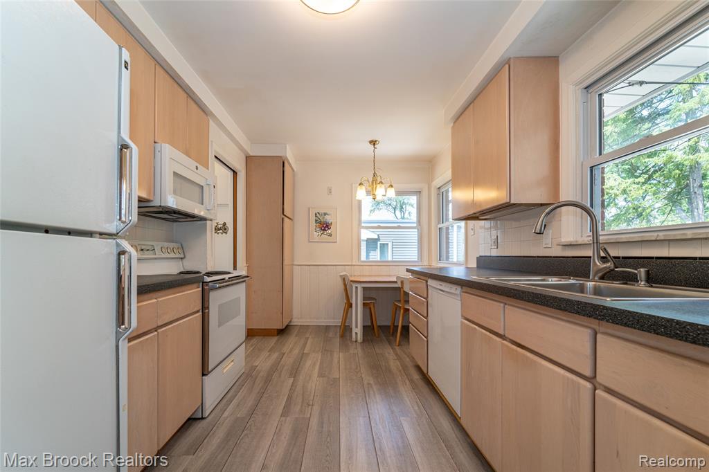 16926 Beverly Road Beverly Hills, MI 48025 - Photo 3 of 25