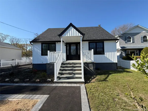 $719,999 | 7 East Lakeland Street, Bay Shore, NY 11706