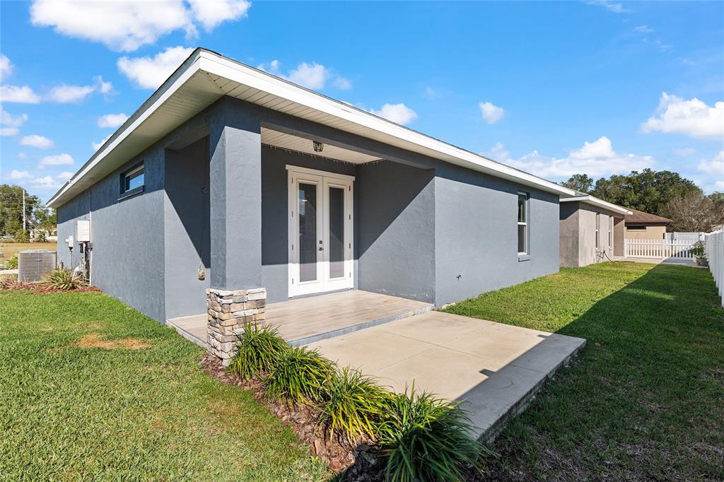 4765 Southeast 25th Street Ocala, FL 34480 - Photo 52 of 65 a front view of house with yard and green space