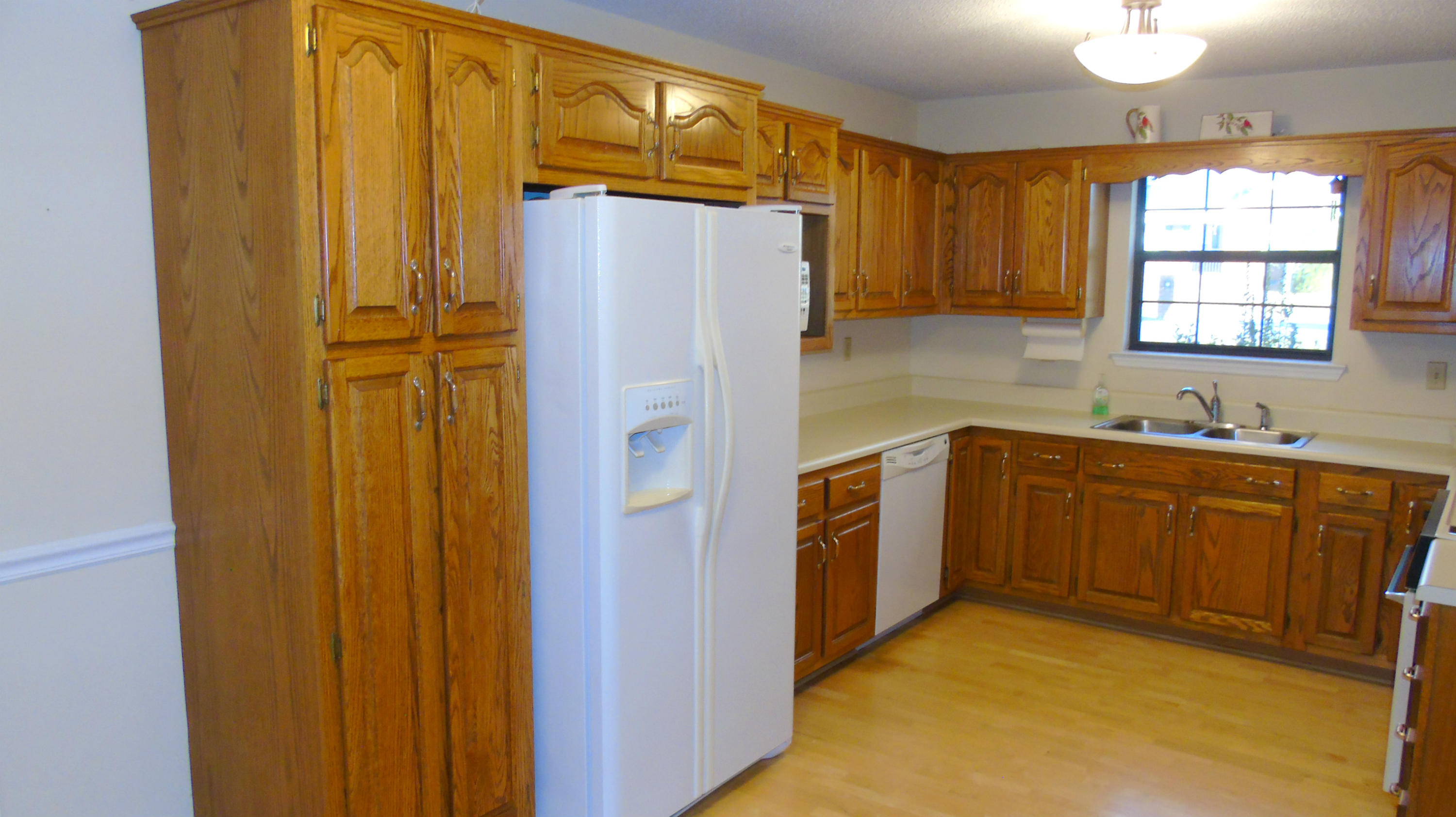 95 Cummings Road Ringgold, GA 30736 - Photo 8 of 28 Oak cabinets with pantry