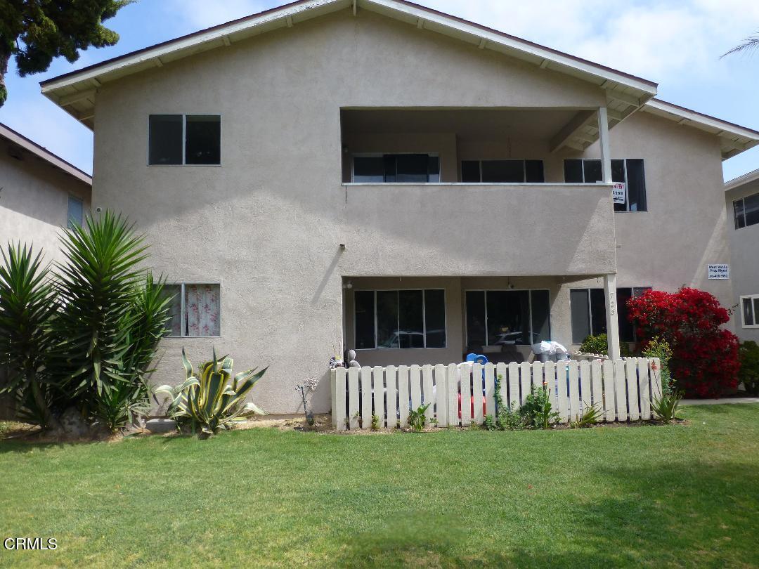 a view of front of a house with a yard