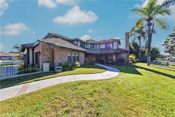 a view of a house with backyard and porch