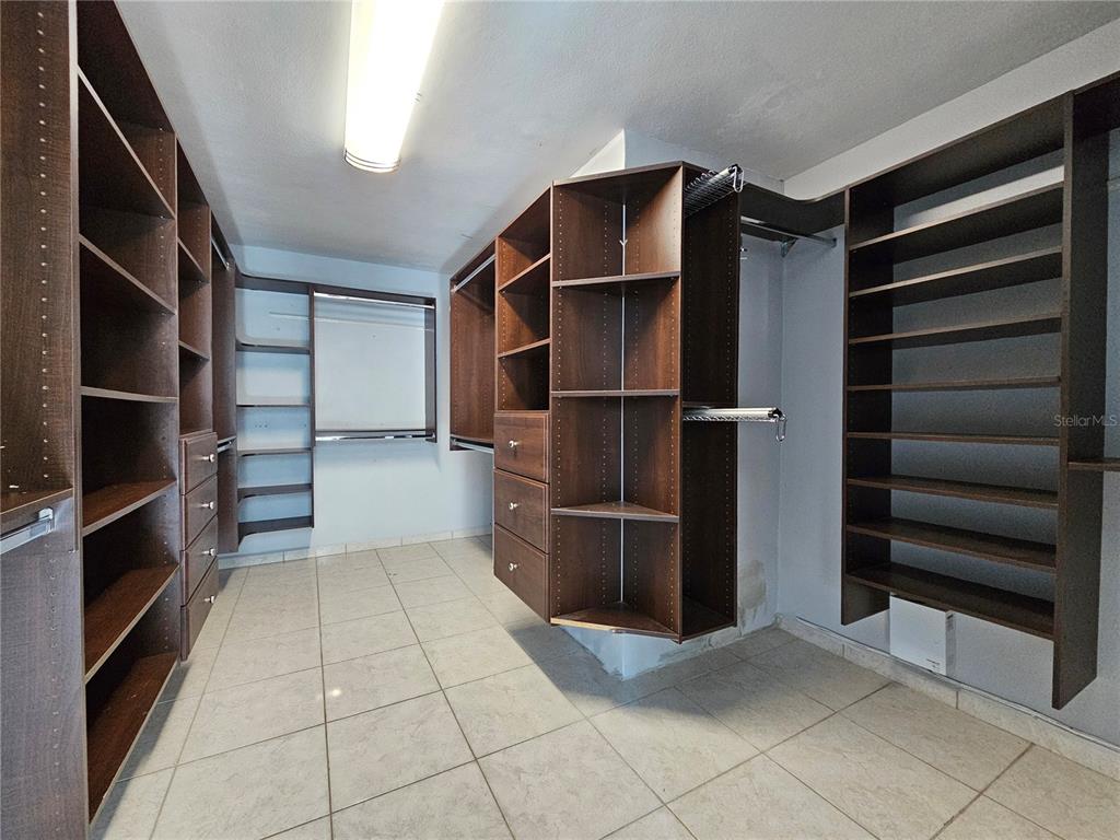 3 B-10 Bayamon, PR 00956 - Photo 22 of 45 WALKING CLOSET