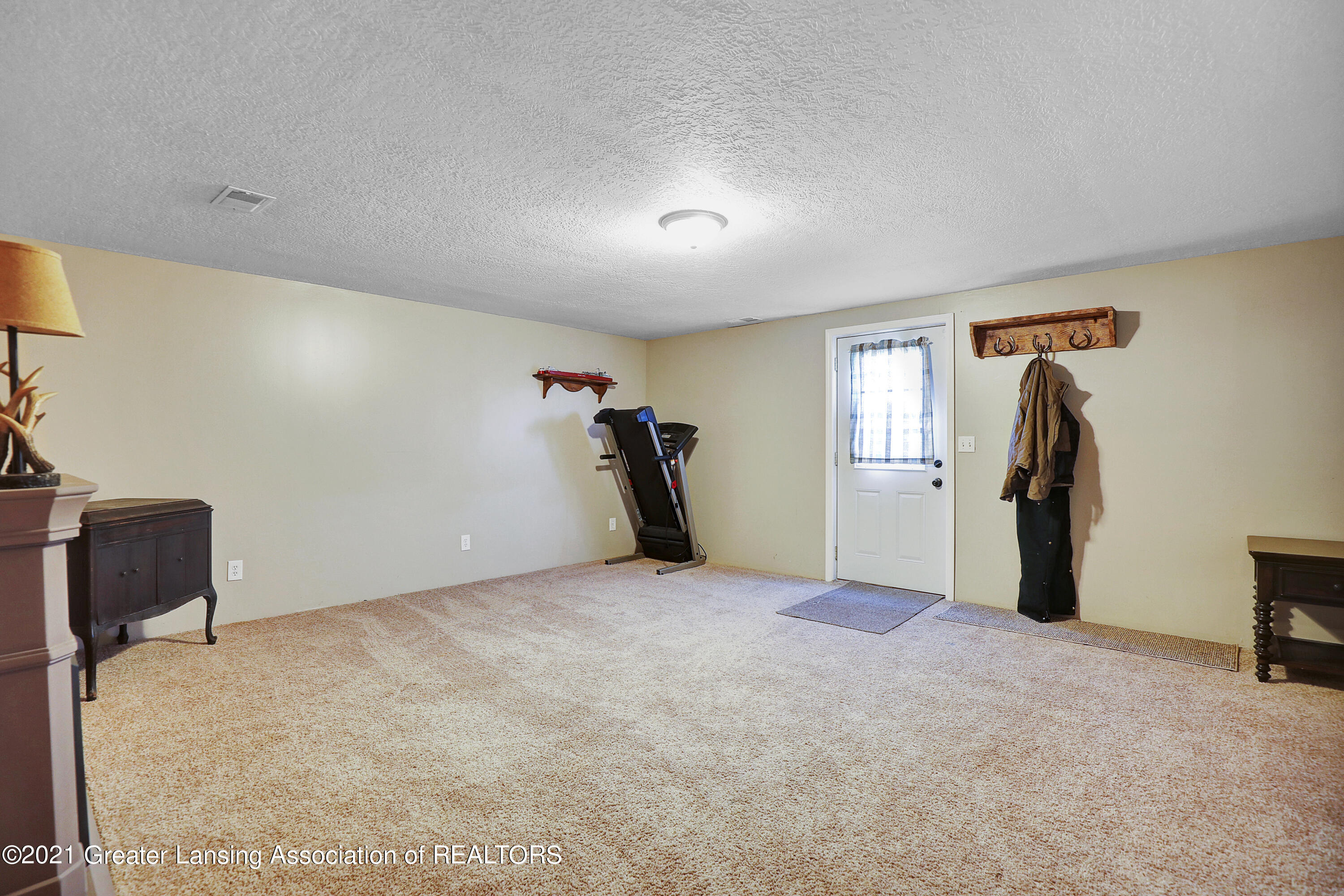 5670 Faragher Road Ovid, MI 48866 - Photo 17 of 43 16- Great Room