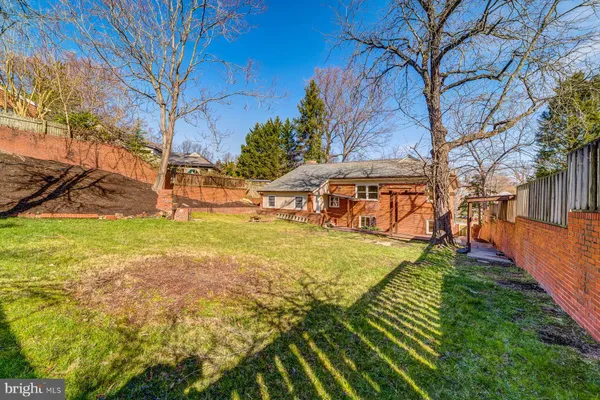 a view of a yard with basketball court