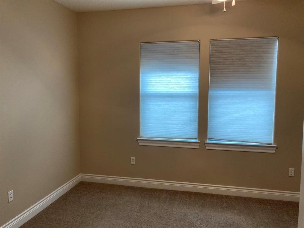 1623 Stuart Street Houston, TX 77004 - Photo 20 of 24 Third floor secondary bedroom also has an ensuite bath
