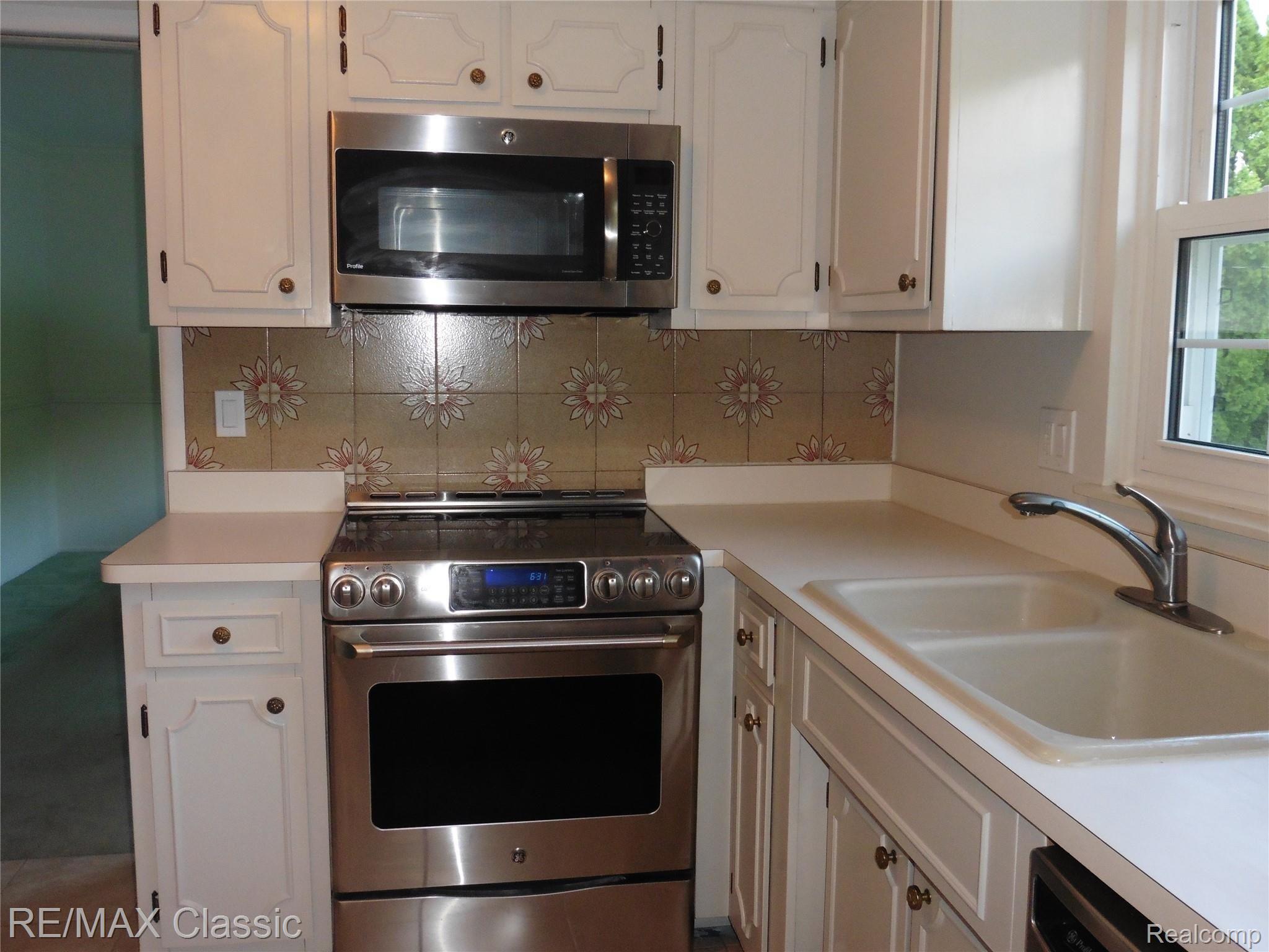 16810 Wayne Road Livonia, MI 48154 - Photo 12 of 30 Stainless appliances.JPG