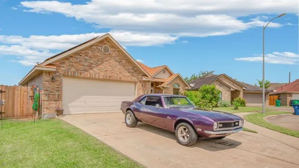 a view of a house with a backyard