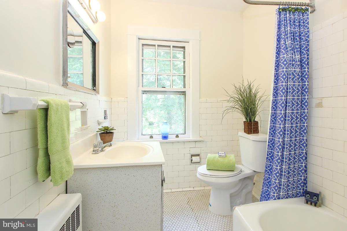 4205 Military Road Northwest Washington, DC 20015 - Photo 19 of 30 Bath (Master)