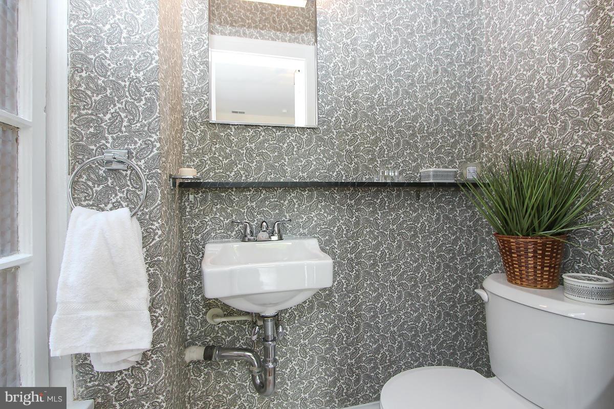 4205 Military Road Northwest Washington, DC 20015 - Photo 10 of 30 Bath