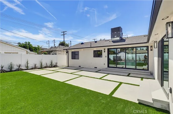 a view of a house with backyard and windows