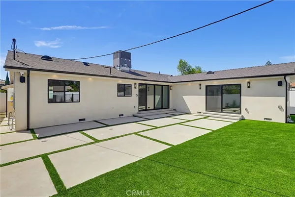 a view of a house with a backyard