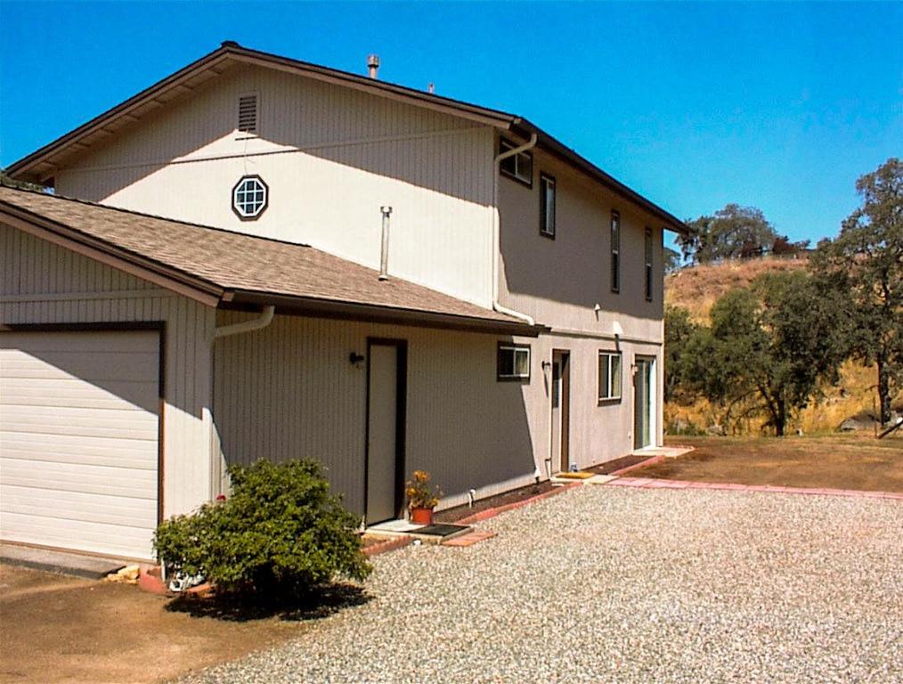 32860 George Smith Road Squaw Valley, CA 93675 - Photo 8 of 35 a front view of a house with a yard