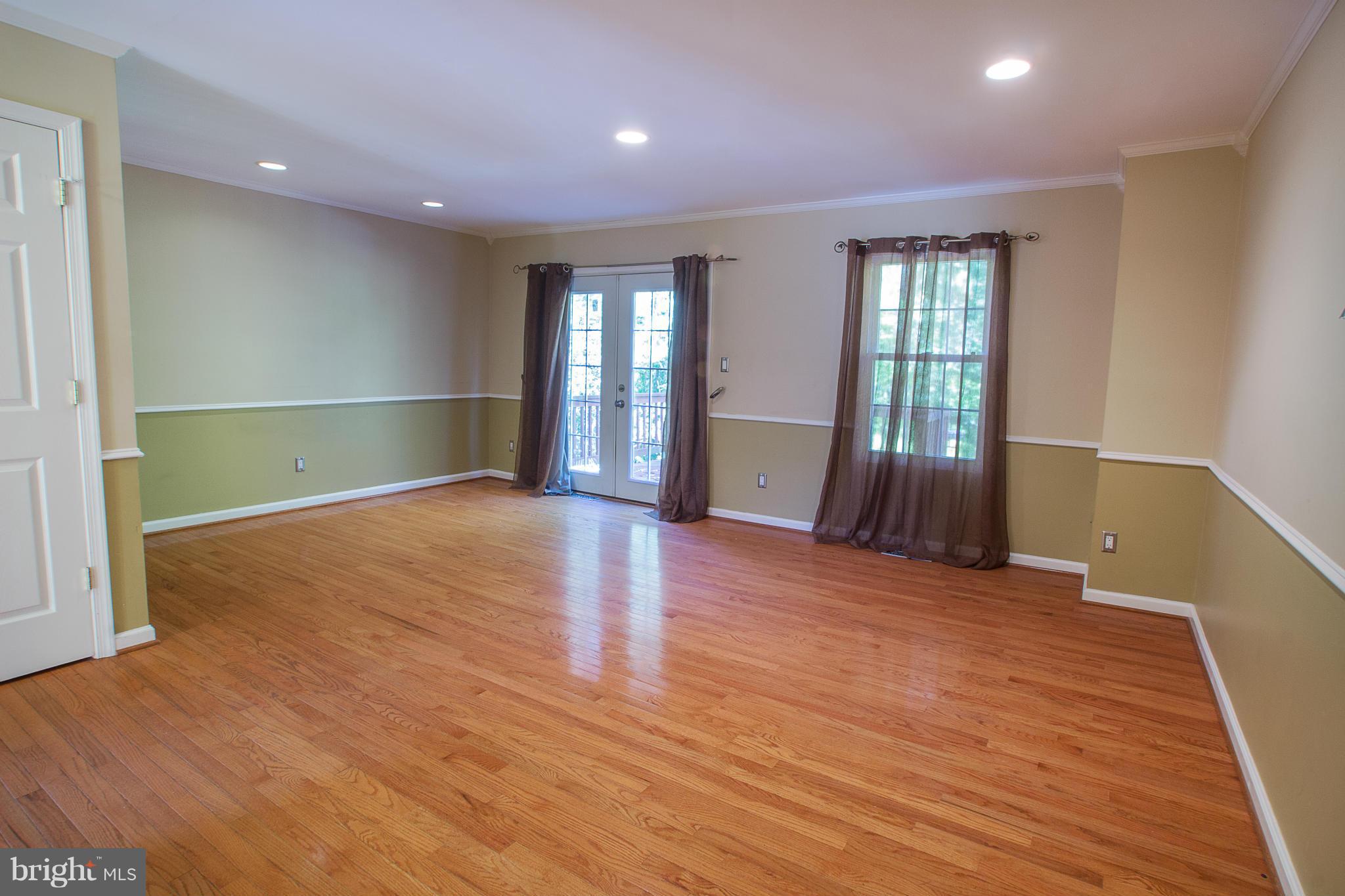 526 Brighton Place Baltimore, MD 21221 - Photo 2 of 14 Living Room