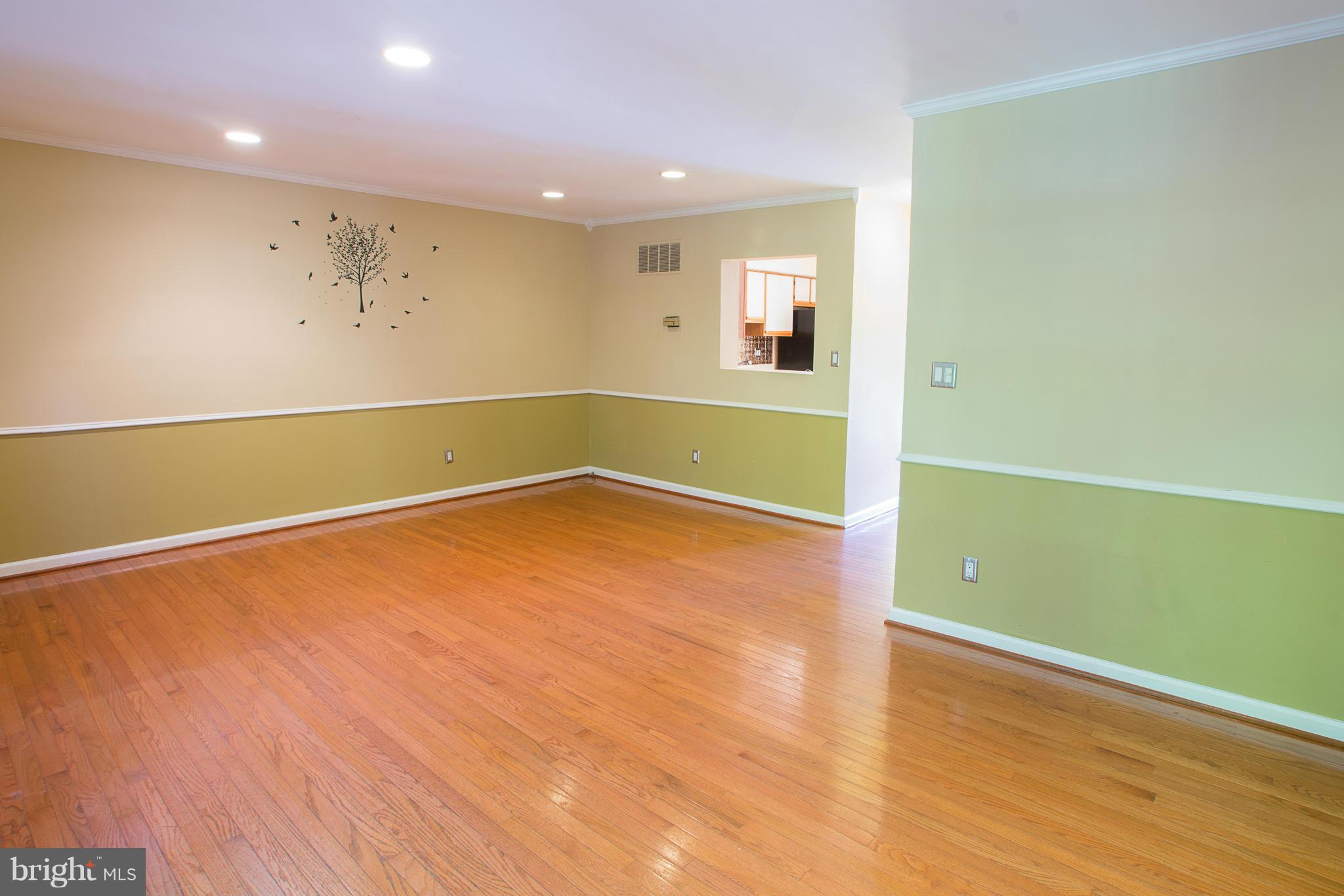 526 Brighton Place Baltimore, MD 21221 - Photo 4 of 14 Living Room
