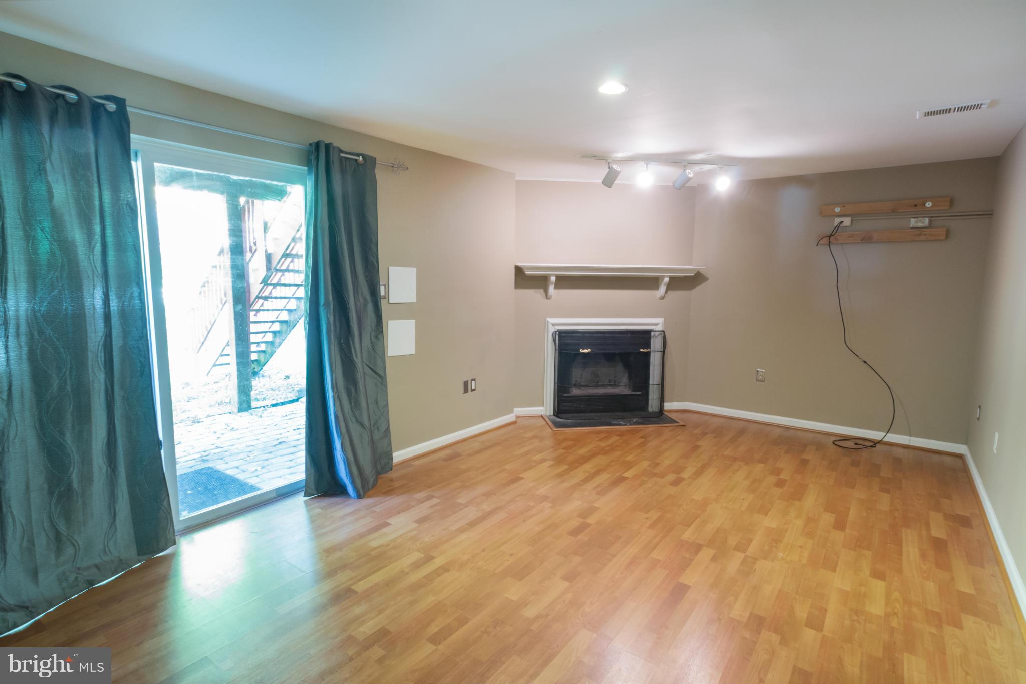 526 Brighton Place Baltimore, MD 21221 - Photo 7 of 14 Living Room