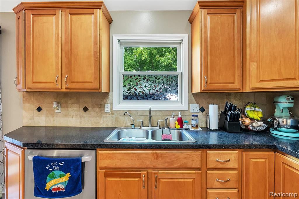 2104 West Reid Road Flint, MI 48507 - Photo 12 of 31