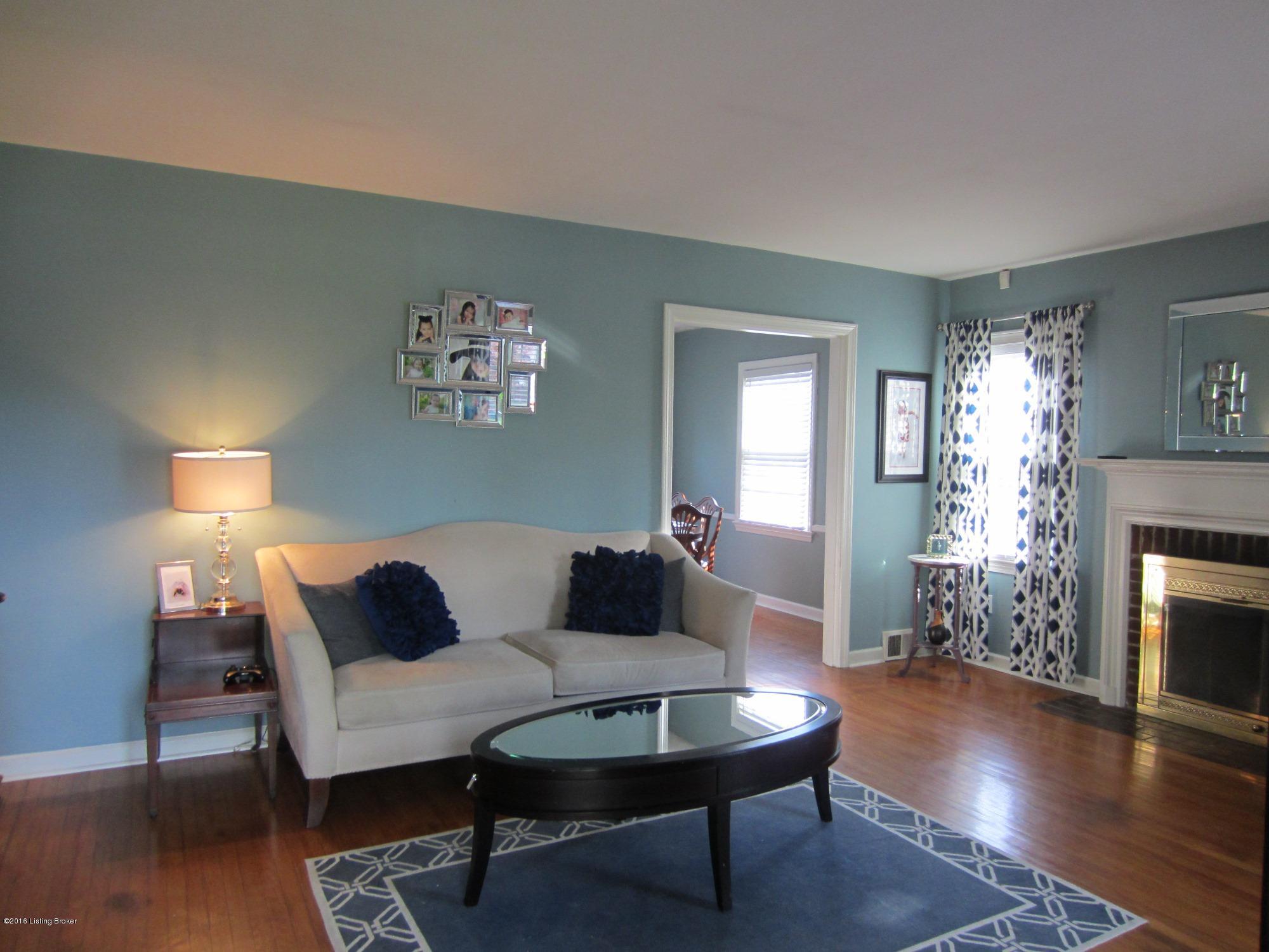 4518 Fox Run Road Louisville, KY 40207 - Photo 2 of 22 Spacious Living Room