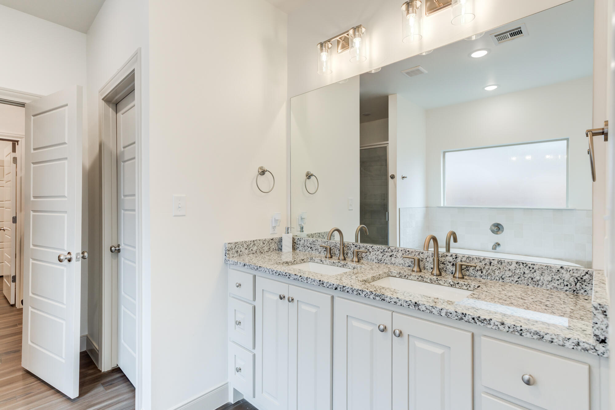 3638 120th Street Lubbock, TX 79423 - Photo 25 of 45 3638-120th-St_Lubbock-TX_30_Primary-Bath