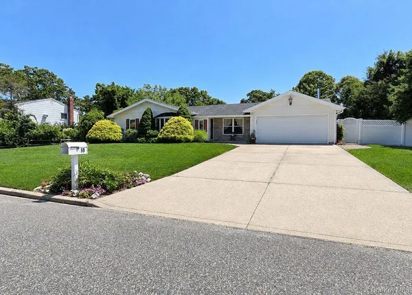 $679,000 | 53 Orleans Green, Coram, NY 11727