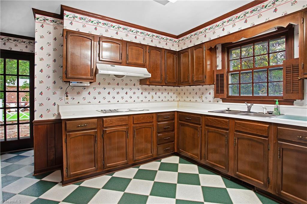1815 Beechtree Road Greensboro, NC 27408 - Photo 7 of 29 Gallery Image 7