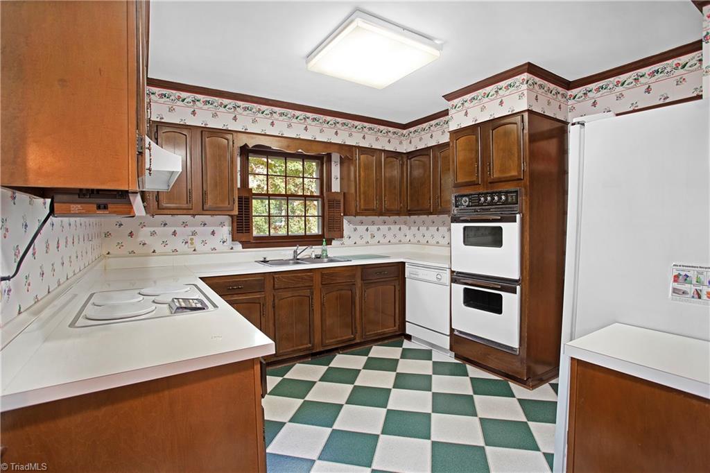 1815 Beechtree Road Greensboro, NC 27408 - Photo 8 of 29 Gallery Image 8