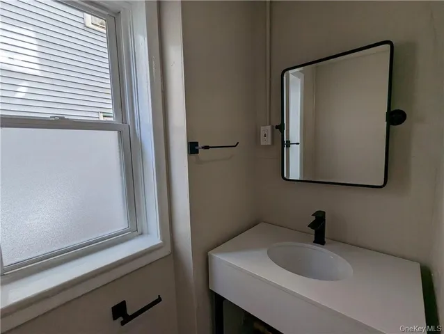 $1,900 | 65 Academy Street, Unit 3, Poughkeepsie, NY 12601