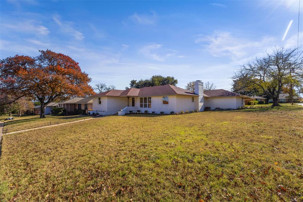 924 Whitestone Lane Dallas, TX 75232 - Photo 3 of 32 a bathroom with a bathtub and shower