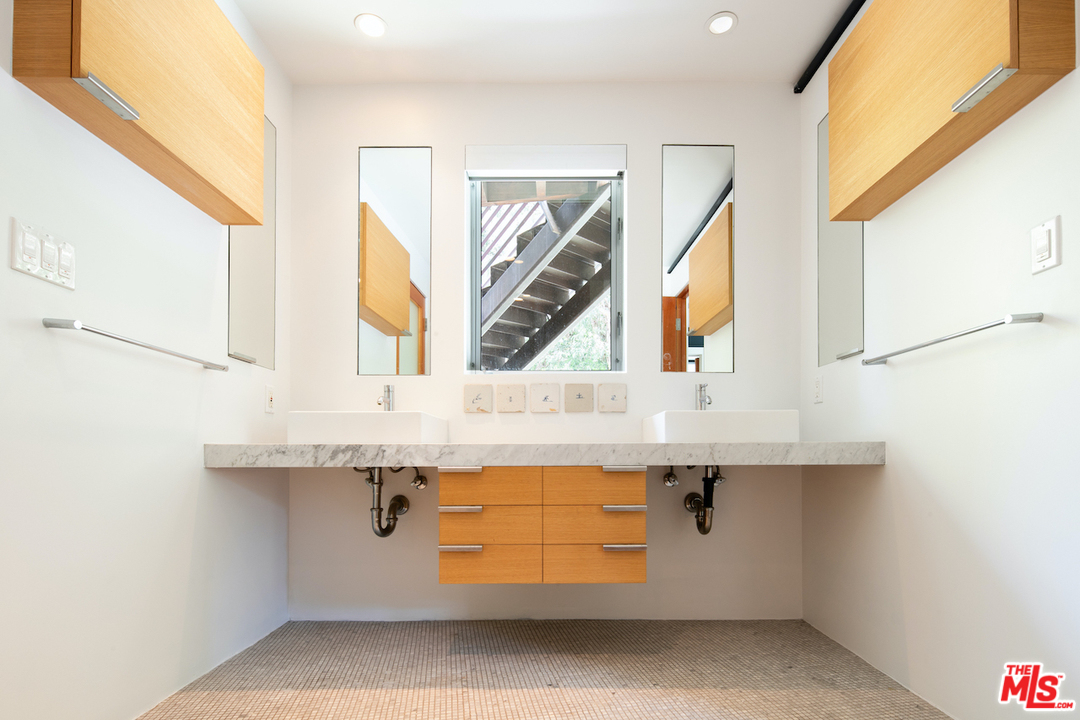 562 Stassi Lane Santa Monica, CA 90402 - Photo 16 of 33 a bathroom with a sink and a mirror