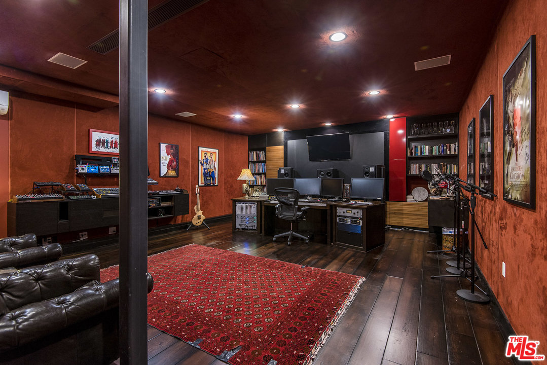 562 Stassi Lane Santa Monica, CA 90402 - Photo 32 of 33 a kitchen with lots of counter top space