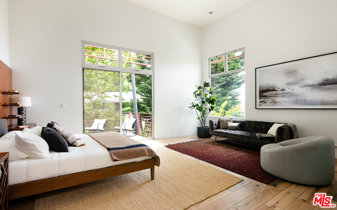 562 Stassi Lane Santa Monica, CA 90402 - Photo 10 of 33 a living room with furniture and a potted plant