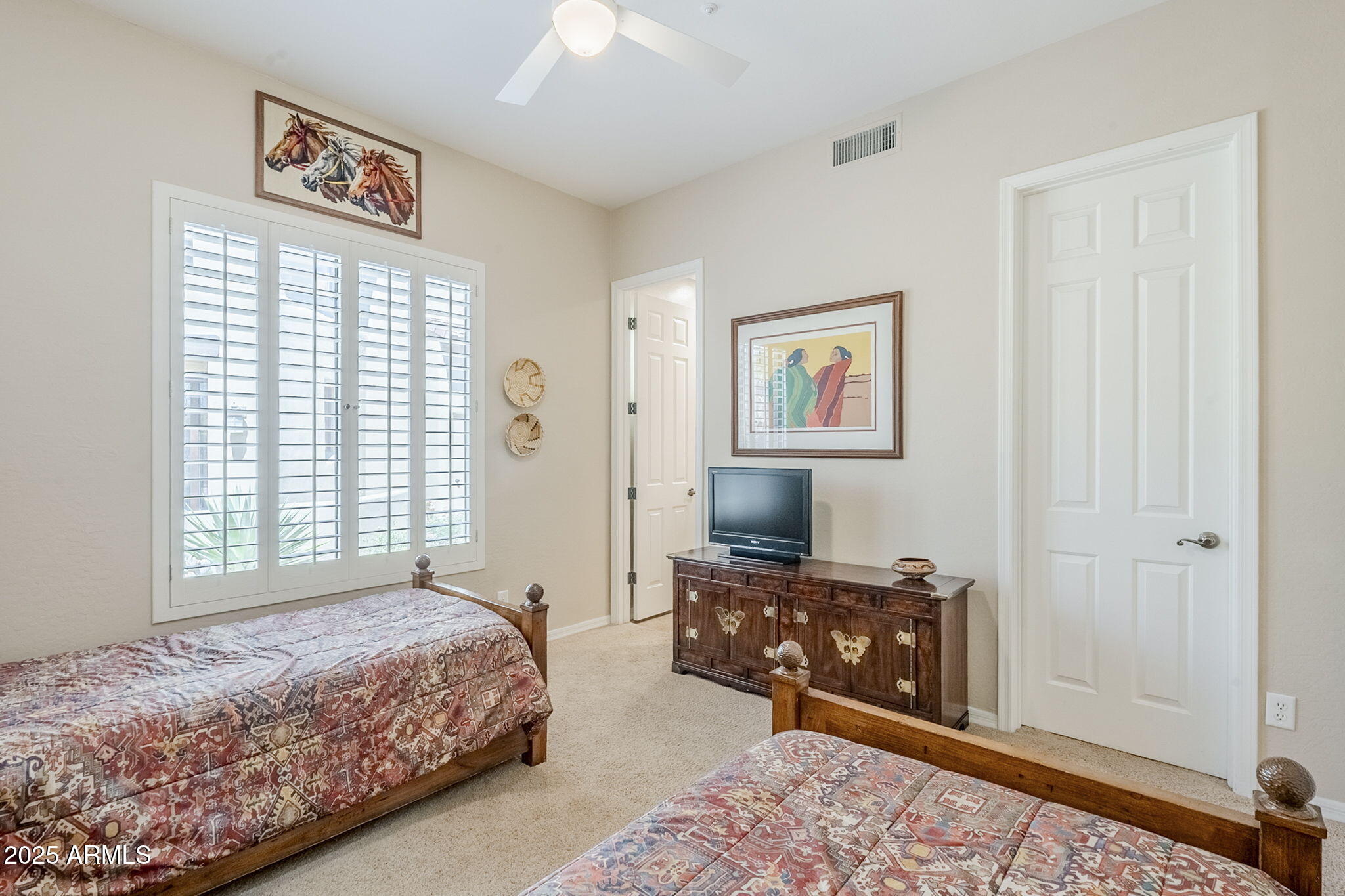 9270 East Thompson Peak Parkway, Unit 342 Scottsdale, AZ 85255 - Photo 31 of 40 a bedroom with a bed and a window