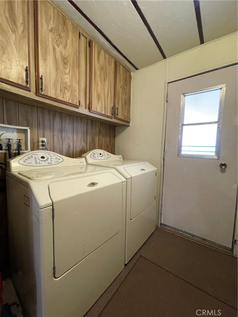 74711 Dillon Road, Unit 411 Desert Hot Springs, CA 92241 - Photo 6 of 26 a utility room with dryer and washer