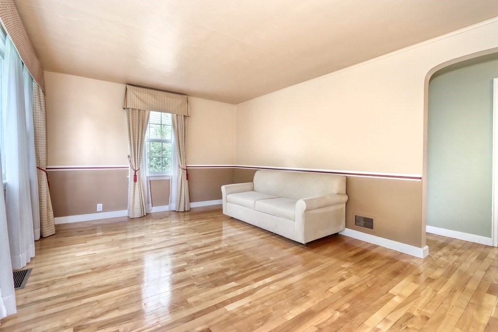 804 Trapelo Road Waltham, MA 02452 - Photo 3 of 27 Gallery Image 3