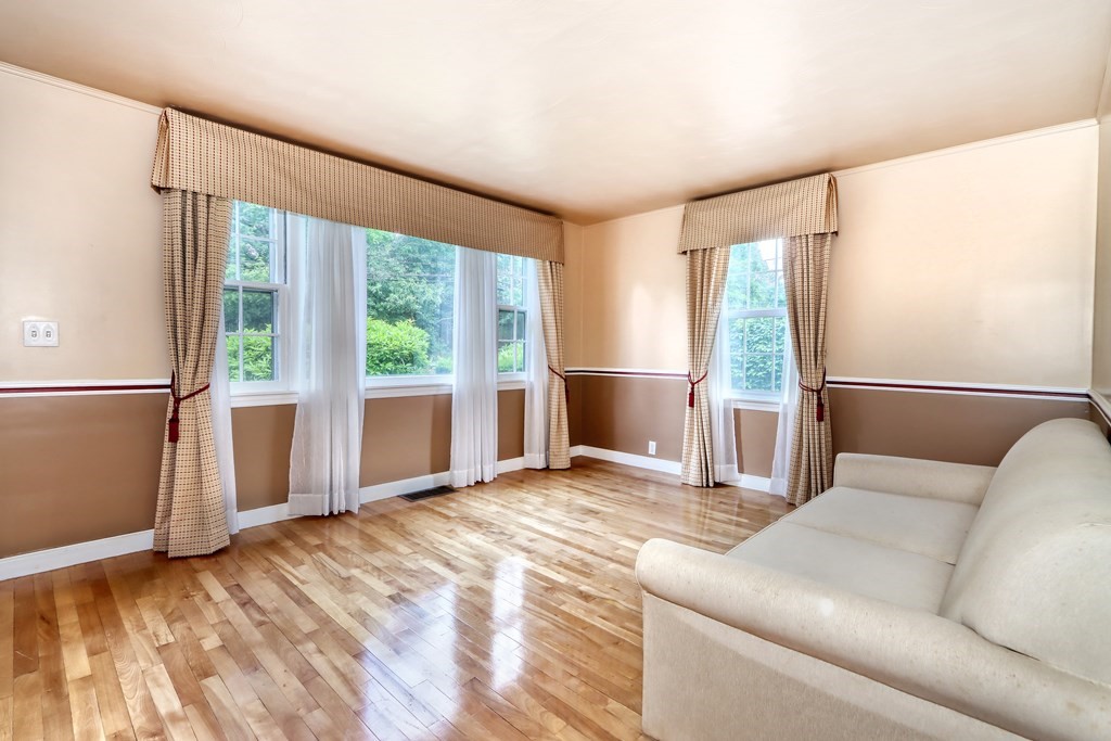 804 Trapelo Road Waltham, MA 02452 - Photo 4 of 27 Gallery Image 4