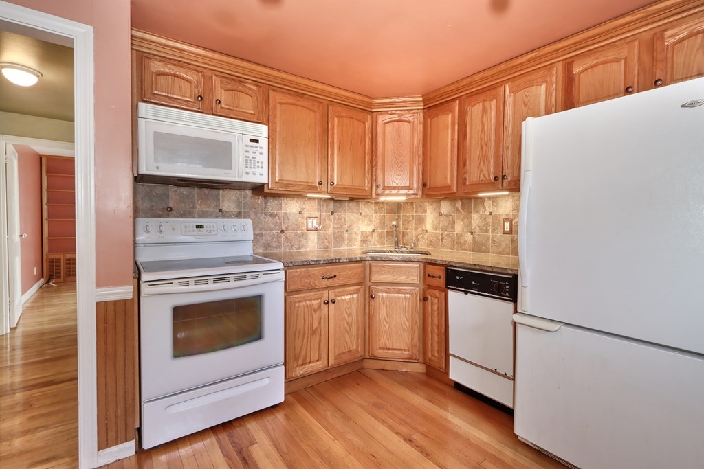 804 Trapelo Road Waltham, MA 02452 - Photo 8 of 27 Gallery Image 8