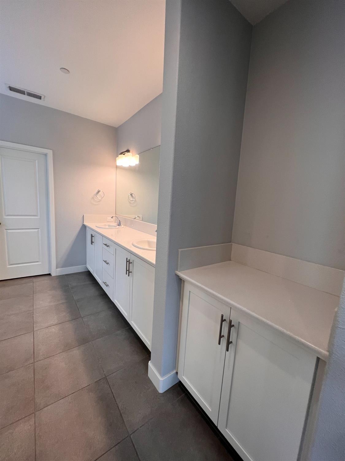 445 Expedition Avenue Madera, CA 93636 - Photo 26 of 36 a room with a washer and dryer