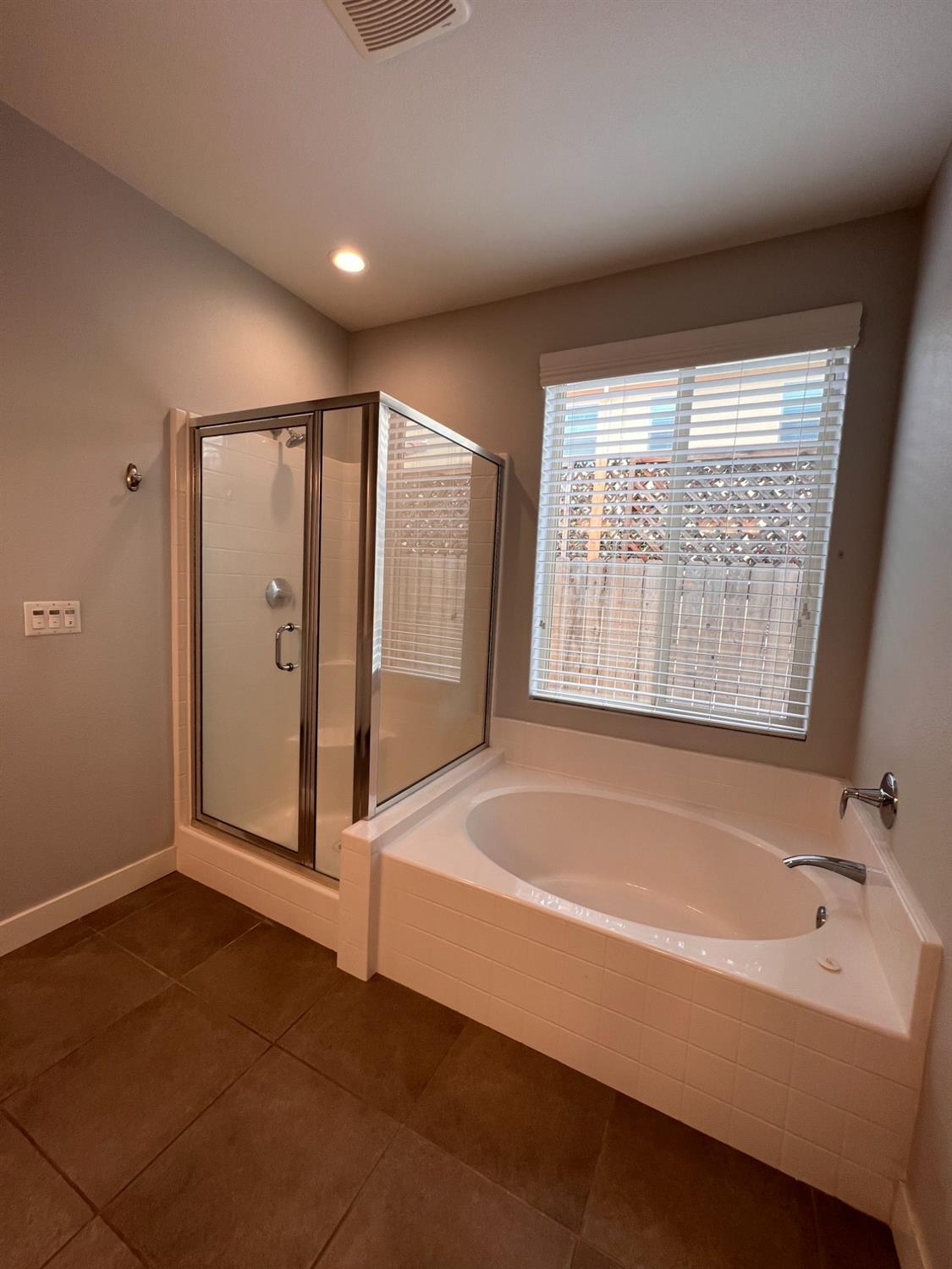 445 Expedition Avenue Madera, CA 93636 - Photo 27 of 36 a spacious bathroom with a bathtub and a shower