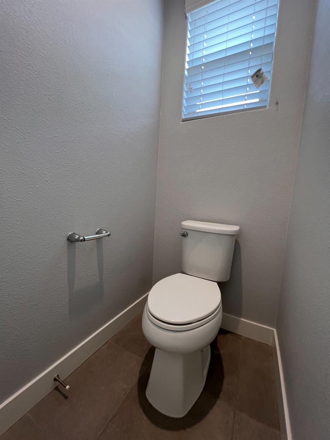 445 Expedition Avenue Madera, CA 93636 - Photo 32 of 36 a bathroom with a toilet and a sink
