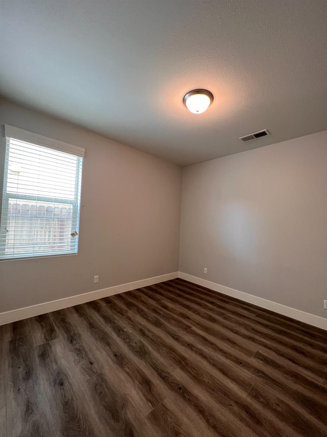 445 Expedition Avenue Madera, CA 93636 - Photo 10 of 36 an empty room with a window