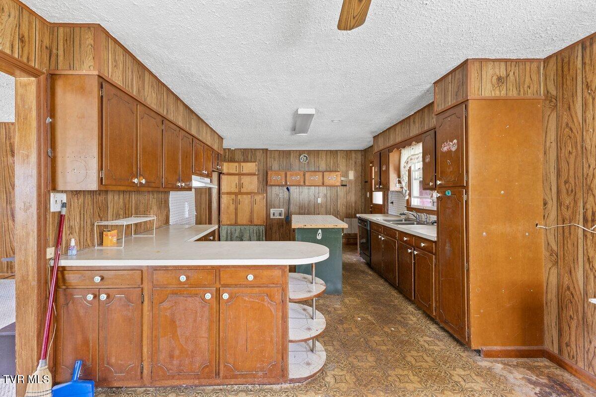 115 Alexander Street Hampton, TN 37658 - Photo 8 of 20 128A3369