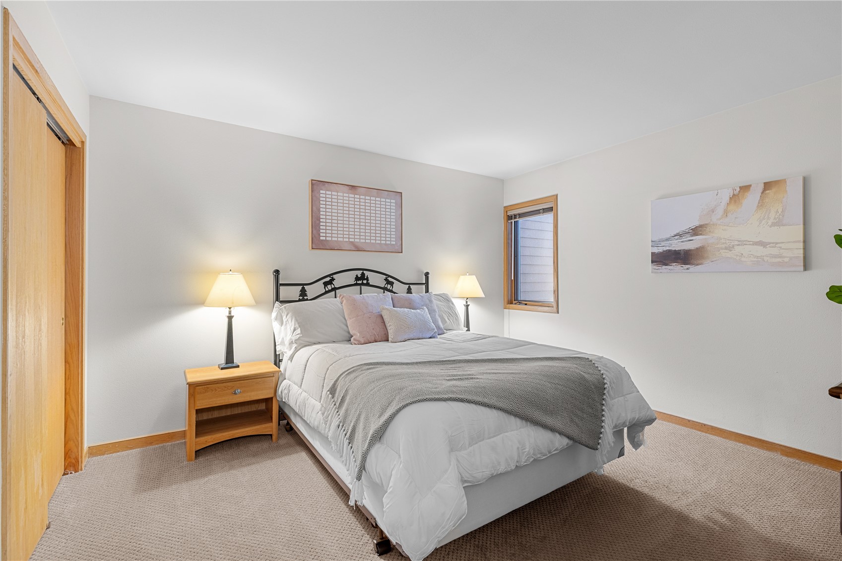 22804 Highway 6, Unit 102 Keystone, CO 80435 - Photo 19 of 34 a bedroom with a bed and a lamp